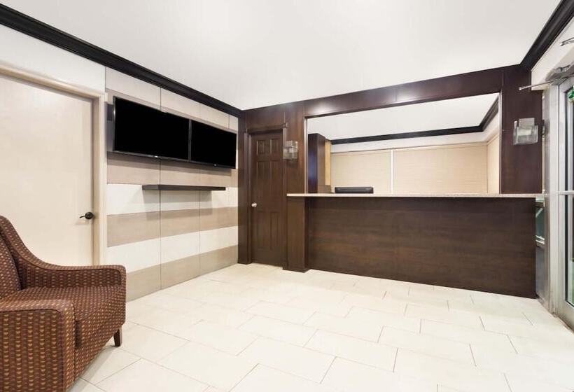 Отель Econo Lodge Inn & Suites