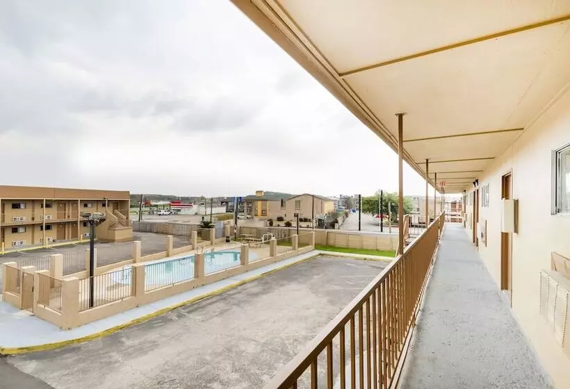 Oyo Hotel San Antonio Lackland AFB Seaworld Hwy 90 W