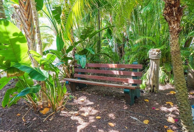 בית מלון כפרי The Lighthouse Resort Inn & Suites