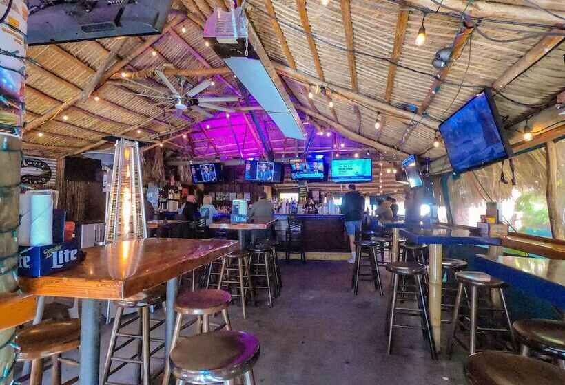 בית מלון כפרי The Lighthouse Resort Inn & Suites