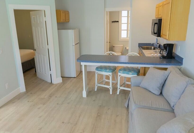 בית מלון כפרי The Lighthouse Resort Inn & Suites