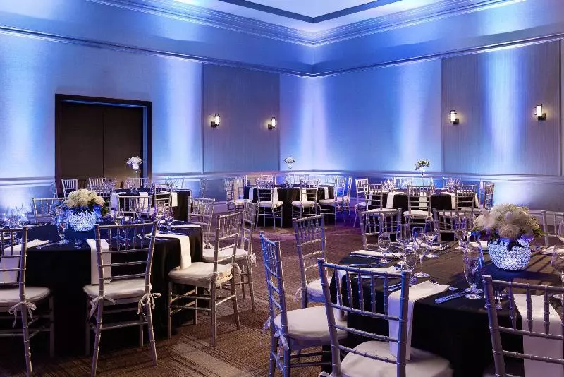 Отель Marriott Savannah Riverfront