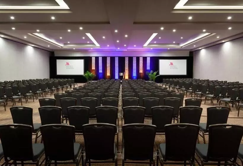 Отель Marriott Savannah Riverfront