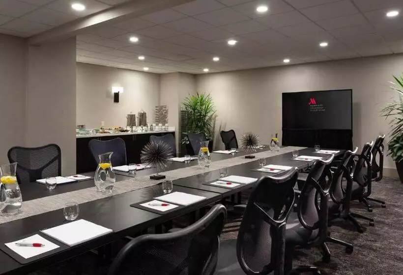 Отель Marriott Savannah Riverfront