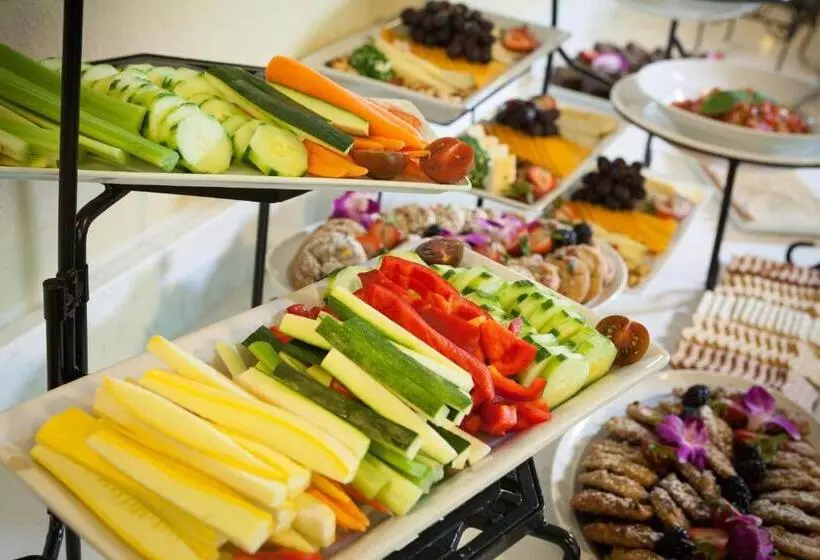 Отель Marriott Savannah Riverfront