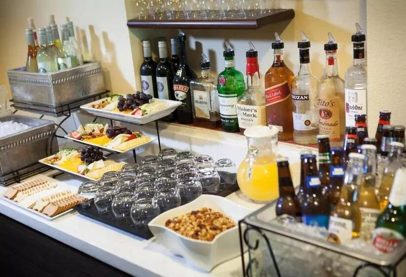 Отель Marriott Savannah Riverfront