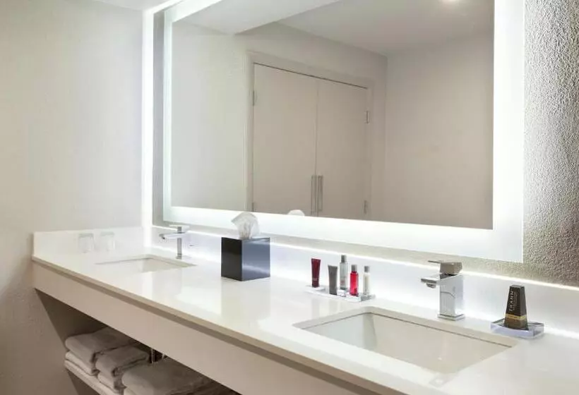 Отель Marriott Savannah Riverfront