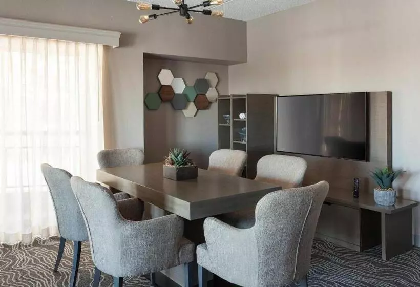 Отель Marriott Savannah Riverfront