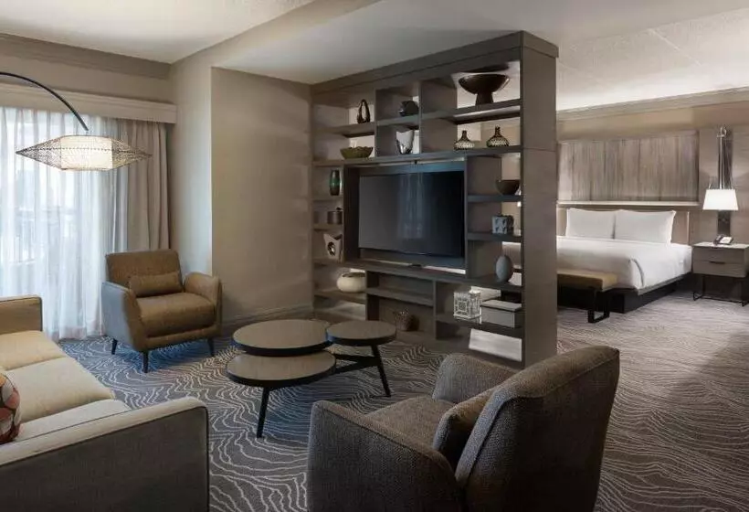 Отель Marriott Savannah Riverfront