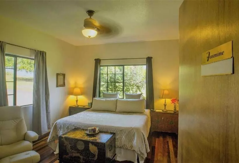 בית מלון כפרי The Inn At Kulaniapia Falls