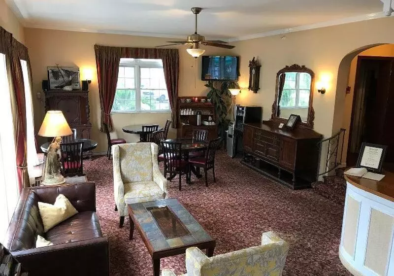 בית מלון כפרי The Inn On Third