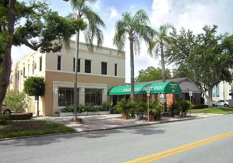 בית מלון כפרי The Inn On Third