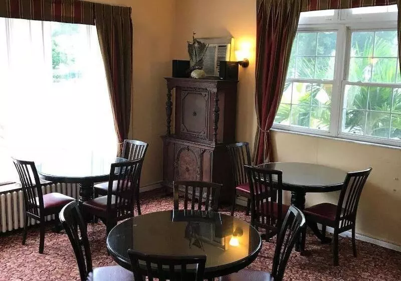 בית מלון כפרי The Inn On Third