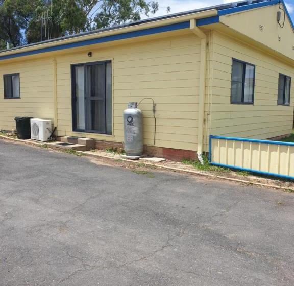 汽车旅馆  Newell Hwy Caravan Park