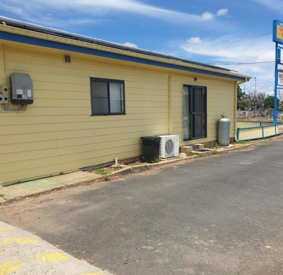 汽车旅馆  Newell Hwy Caravan Park