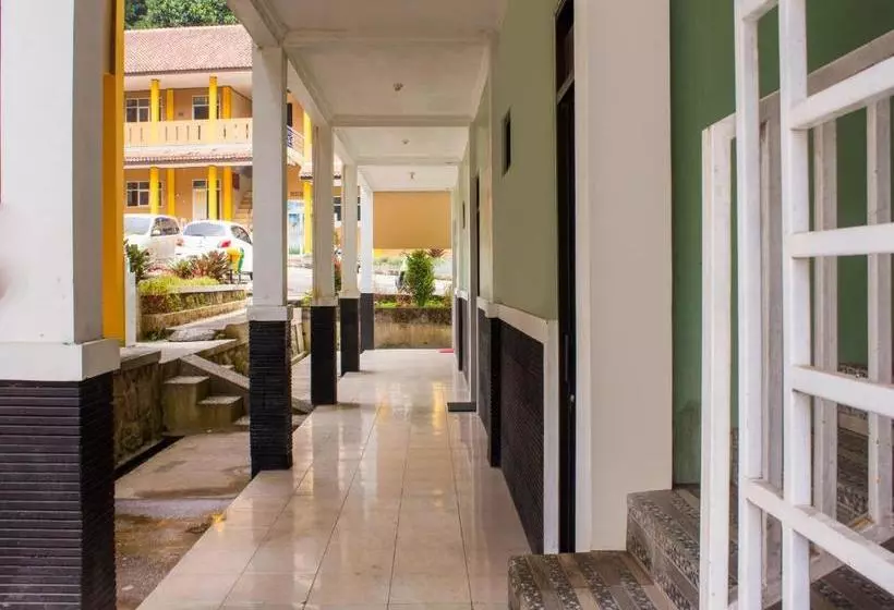 Oyo 3699 Edotel Smkn 1 Cipanas Syariah