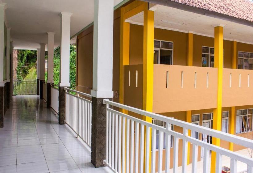 Oyo 3699 Edotel Smkn 1 Cipanas Syariah