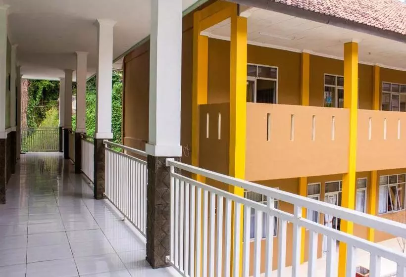 Oyo 3699 Edotel Smkn 1 Cipanas Syariah