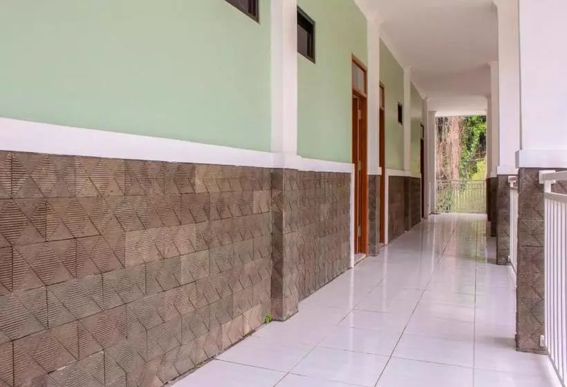 Oyo 3699 Edotel Smkn 1 Cipanas Syariah