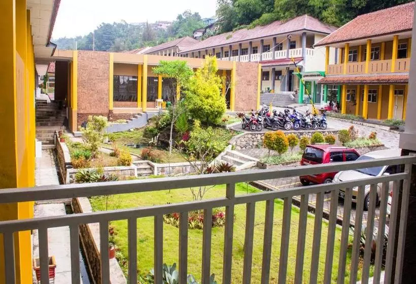 Oyo 3699 Edotel Smkn 1 Cipanas Syariah