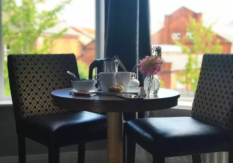 تختخواب و صبحانه Titanic Guest Boutique, 4 Star Accommodation