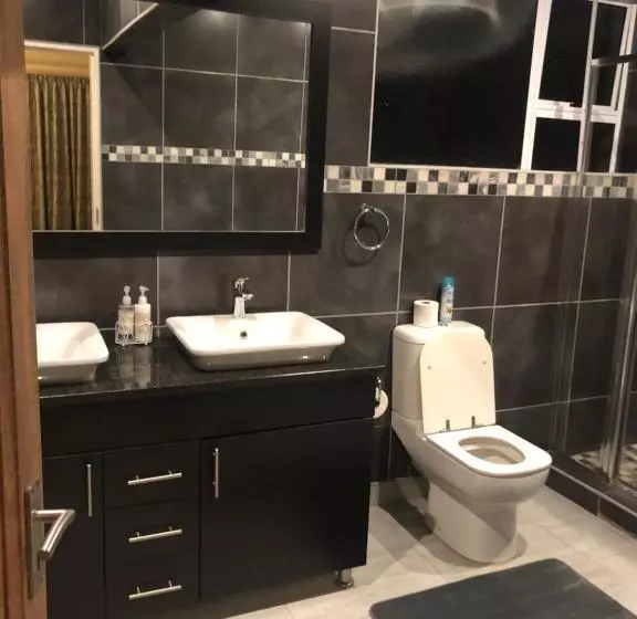 Aamiaismajoitus (B&B) 8 On Acacia Guesthouse