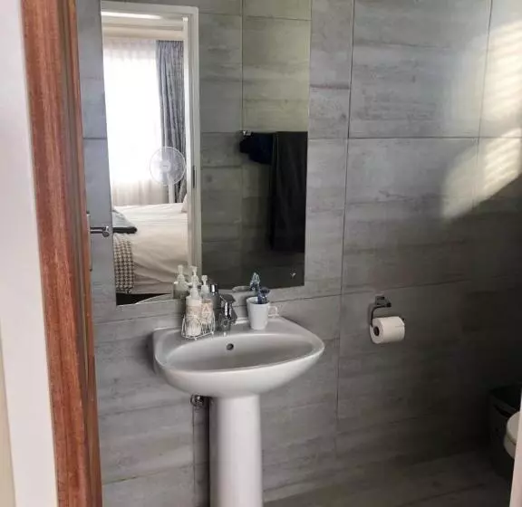 Aamiaismajoitus (B&B) 8 On Acacia Guesthouse