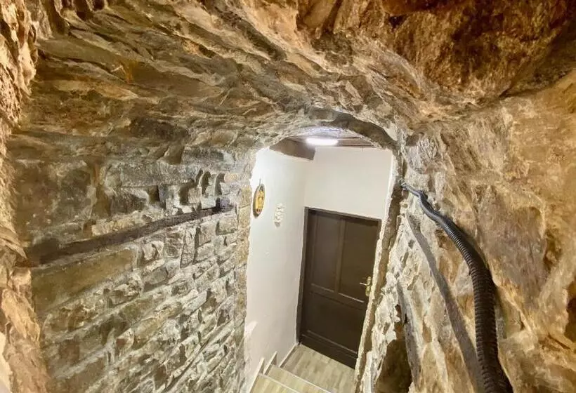 تختخواب و صبحانه Guest House Semani