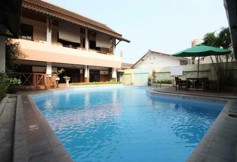 بنسيون Reddoorz @ Mantrijeron 2