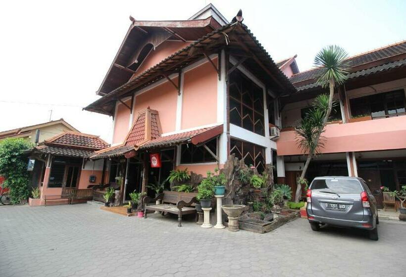 بنسيون Reddoorz @ Mantrijeron 2