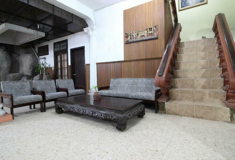 بنسيون Reddoorz @ Mantrijeron 2