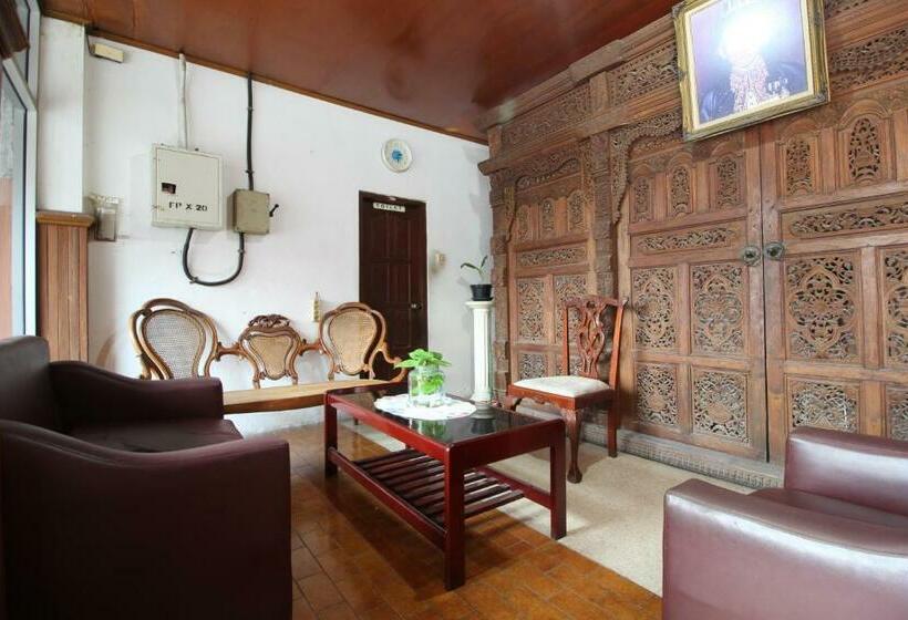 بنسيون Reddoorz @ Mantrijeron 2