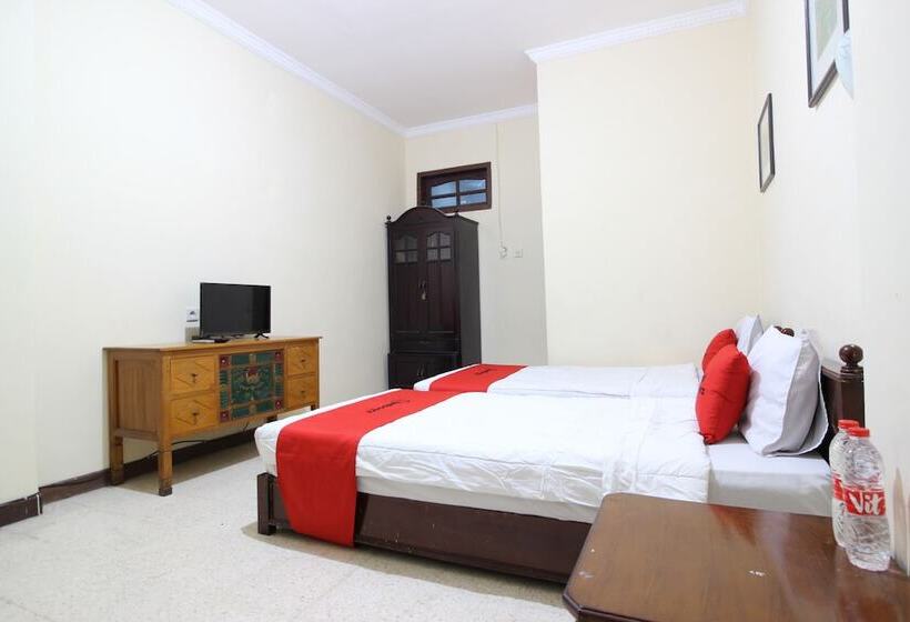 بنسيون Reddoorz @ Mantrijeron 2