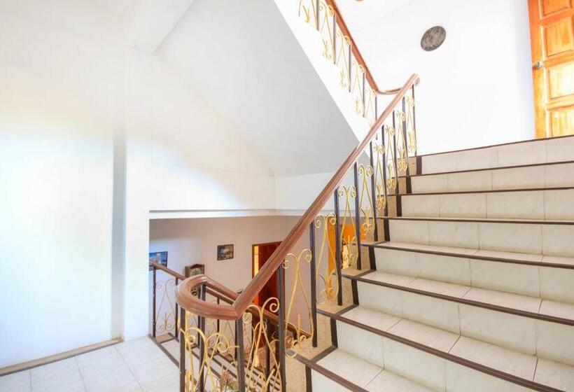 Hotelli Ban Elephant Blanc Apartment