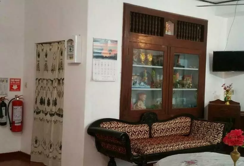 پانسیون Desitha Family House