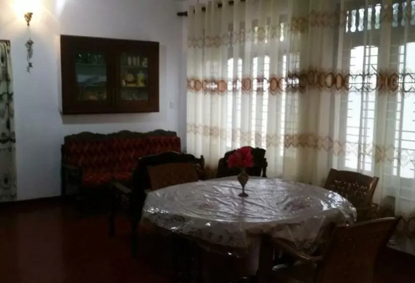 پانسیون Desitha Family House