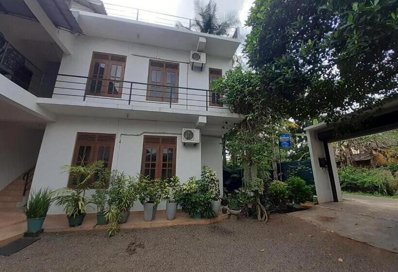 پانسیون Emarald Holiday Homes