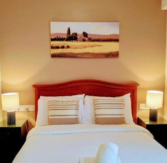 호스텔 Thirteen On The Green Eyre Square