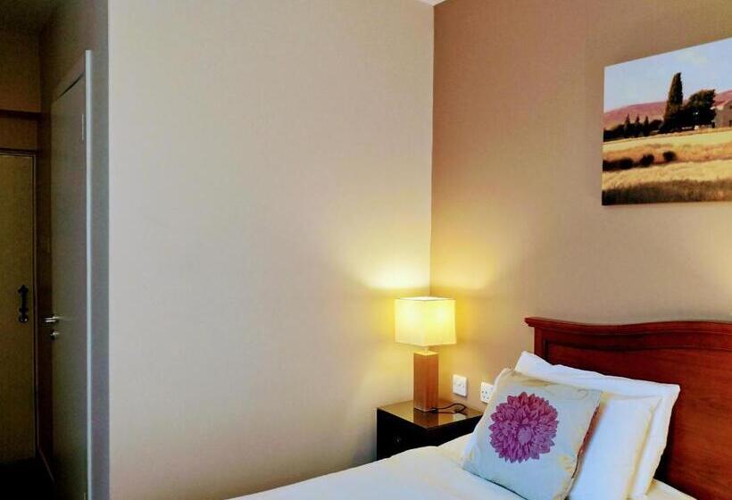 호스텔 Thirteen On The Green Eyre Square