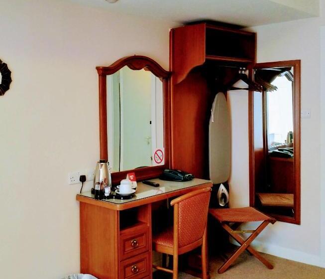 호스텔 Thirteen On The Green Eyre Square