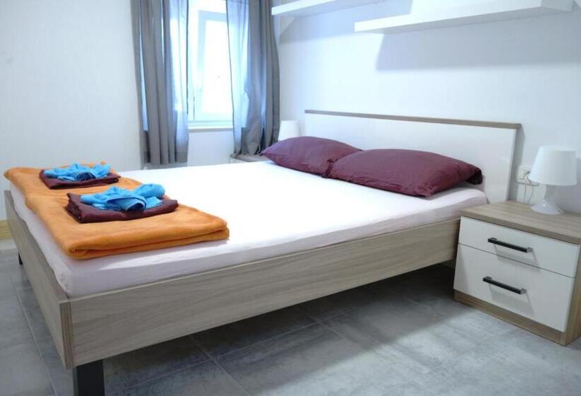 Hostel Pirano