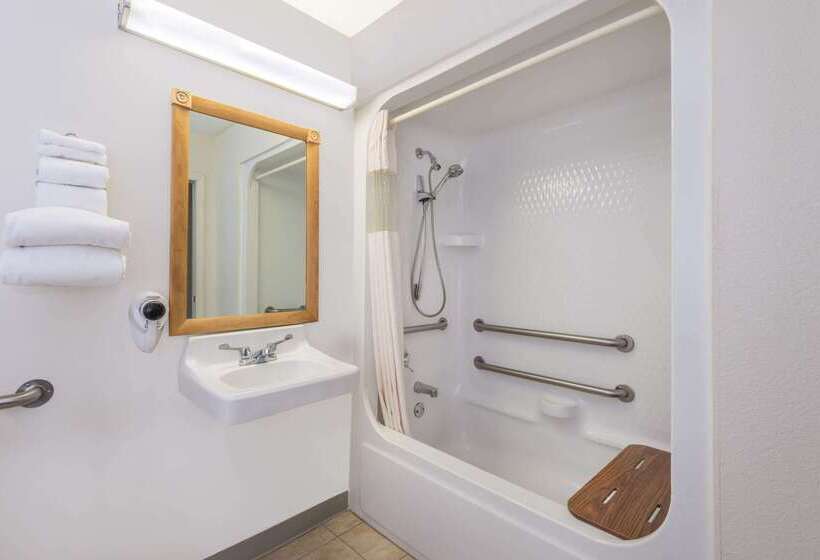 Hotel Baymont By Wyndham Enid