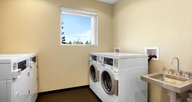 Canoga Hotel At Warner Center