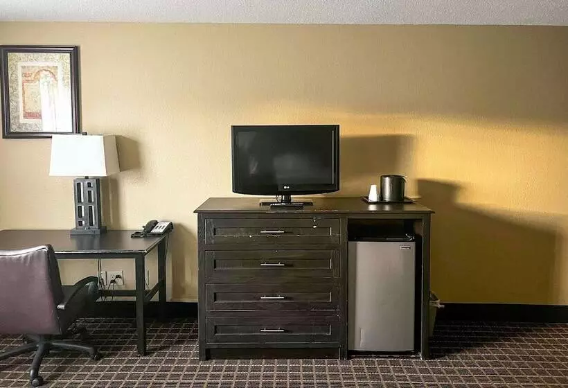 Clarion Hotel & Suites