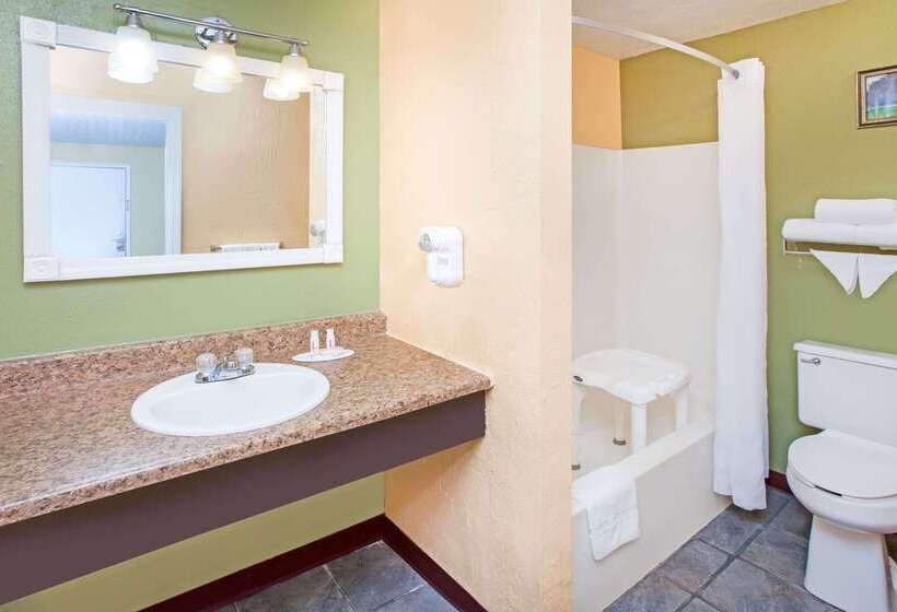 בית מלון כפרי Days Inn & Suites By Wyndham Terre Haute