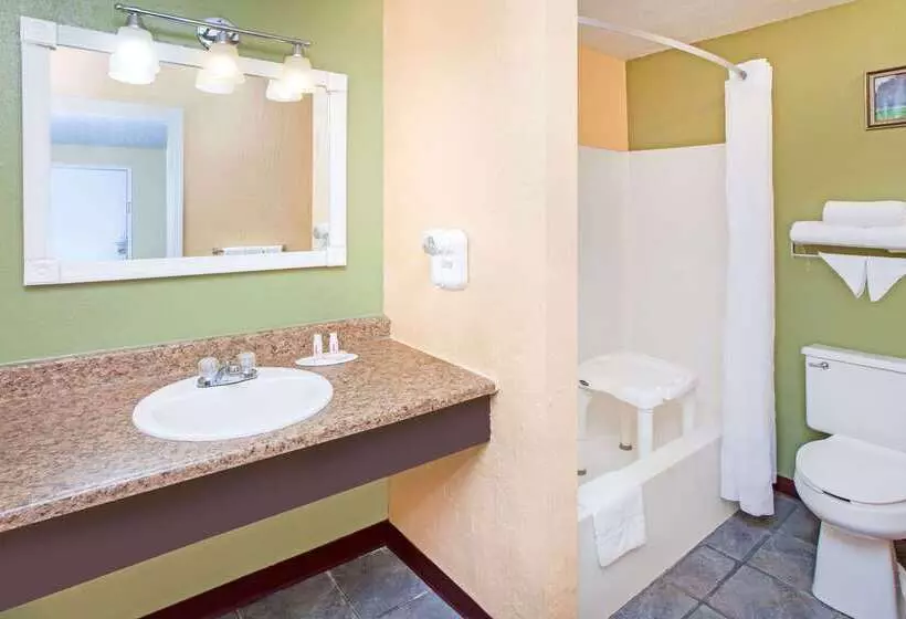 Отель Days Inn & Suites By Wyndham Terre Haute