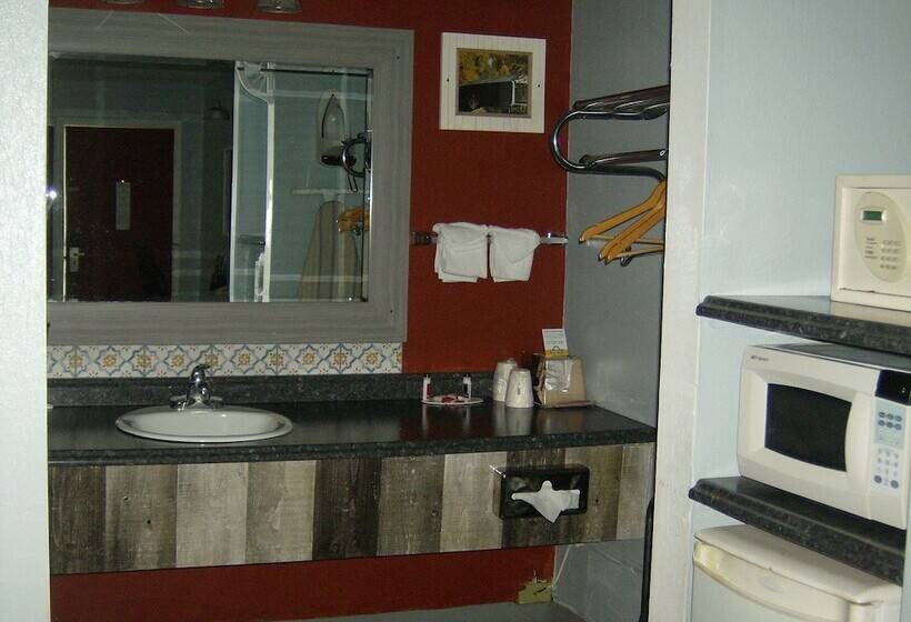 בית מלון כפרי Days Inn & Suites By Wyndham Terre Haute