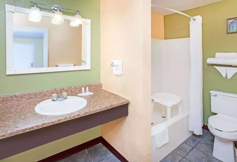 Отель Days Inn & Suites By Wyndham Terre Haute