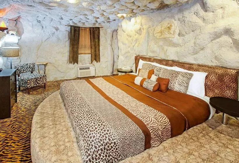 Отель Days Inn & Suites By Wyndham Terre Haute