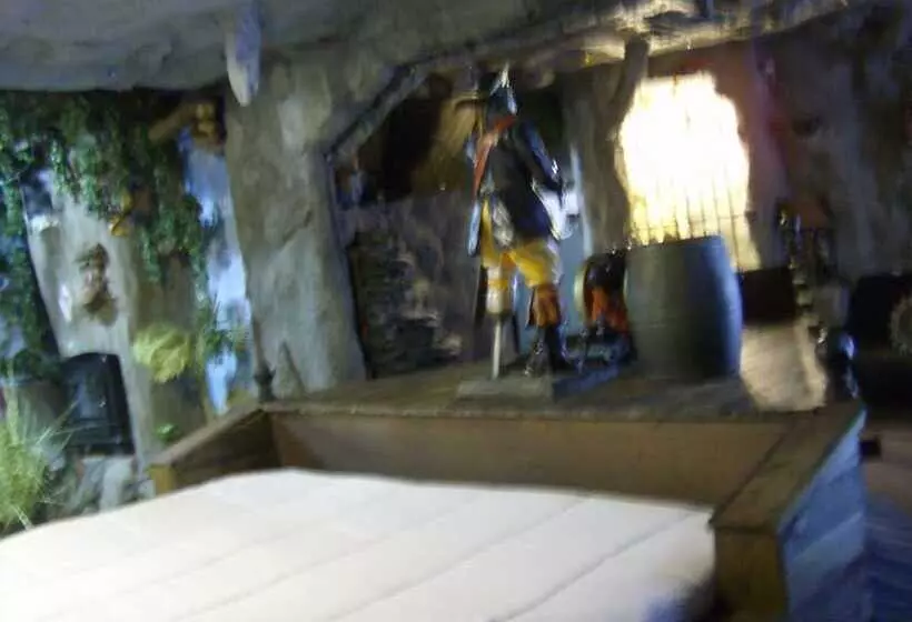 Отель Days Inn & Suites By Wyndham Terre Haute